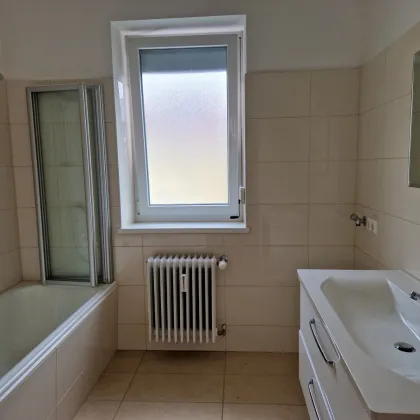 Sonnige, großräumige 4-Zimmer-Altbauwohnung in Top-Stadtlage - Bild 2