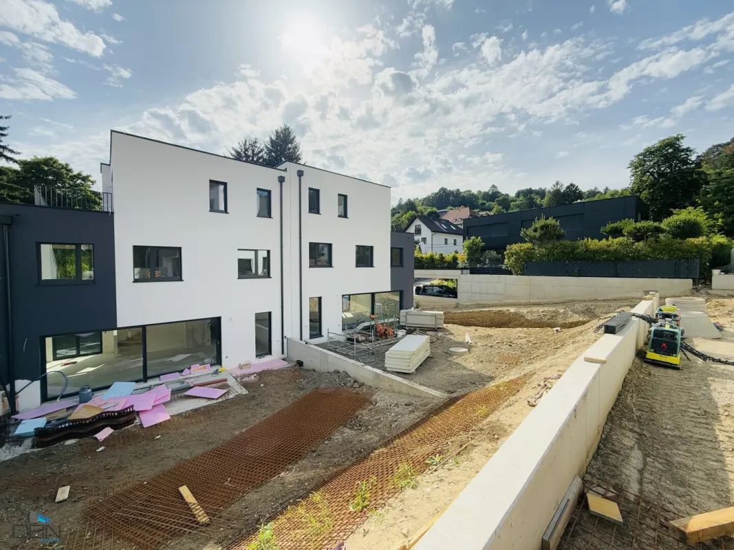 PREISREDUKTION! EXKLUSIVE 4-5 ZIMMER DOPPELHAUSHÄLFTEN MIT FREIFLÄCHEN IN GRÜNRUHELAGE! - Bild 1