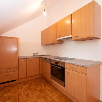 +Helle, gemütliche 3 -Zimmer + mit 36 m² Wohnküche und 7,8 m² Balkon + grüner Innenhof, Wiengrenze, ruhig, 1. OG, Dachgeschoss, D+ - Bild 3