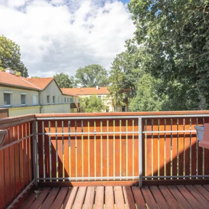 +Helle, gemütliche 3 -Zimmer + mit 36 m² Wohnküche und 7,8 m² Balkon + grüner Innenhof, Wiengrenze, ruhig, 1. OG, Dachgeschoss, D+ - Bild 2