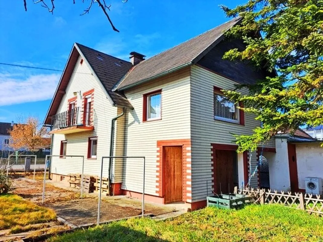GERÄUMIGES GROSSFAMILIENHAUS MIT SCHÖNEM GARTEN, TERRASSE UND GARAGE! 8 ZIMMER - 2 BÄDER! - Bild 1