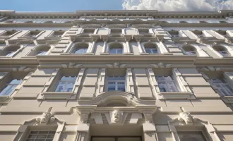 PRUNKSTÜCK: Exklusiver Dachtraum im sanierten Altbau – Großzügige Freifläche und nachhaltige Bauweise