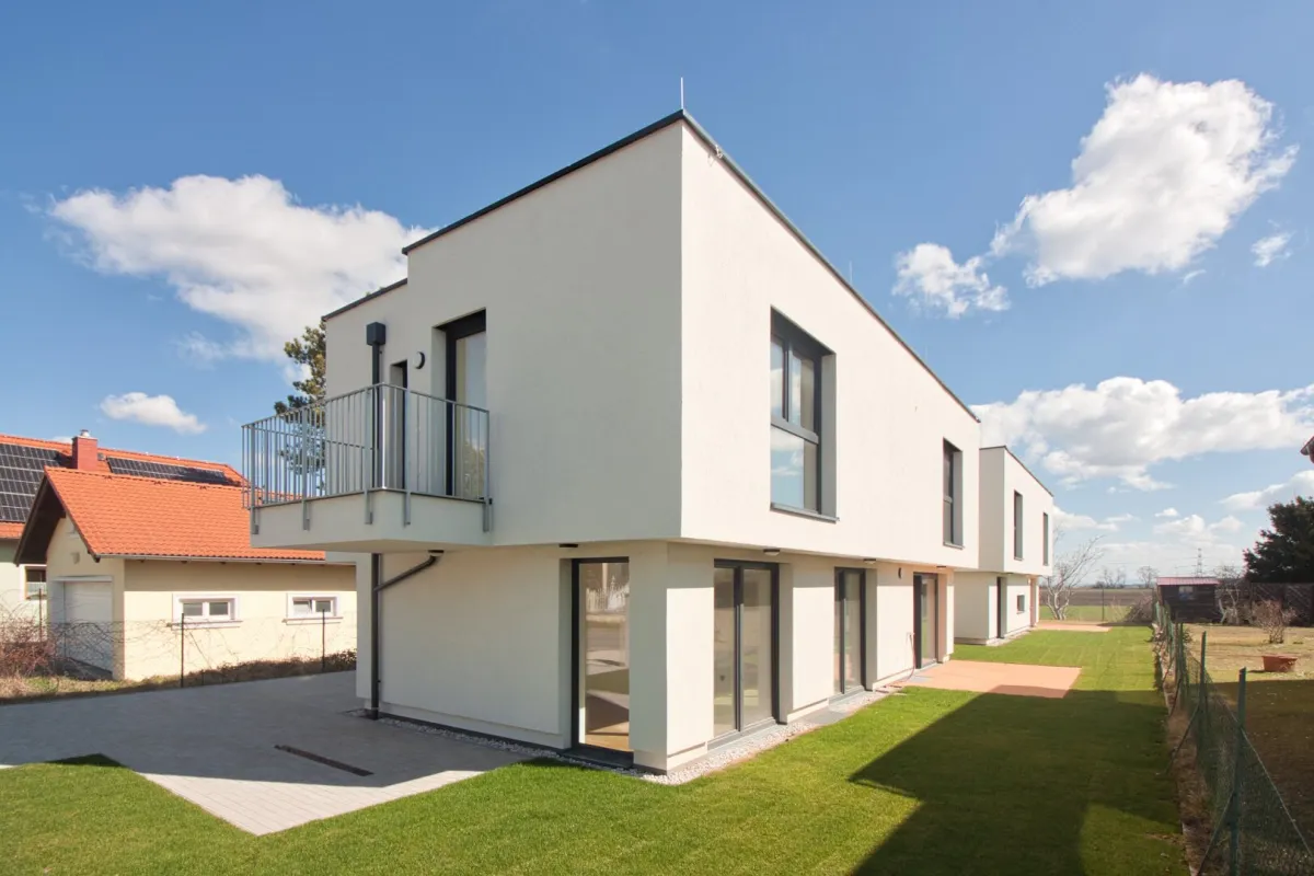 MODERNES EINFAMILIENHAUS | Ziegelmassivbauweise | viel Platz, lichtdurchflutet & optimale Raumaufteilung | inkl. Stellplatz - Bild 1