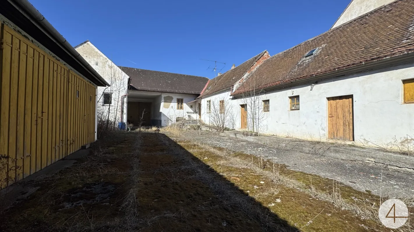 Bauernhof mit 1,5ha Grund, Hallen und Garagen - Bild 1