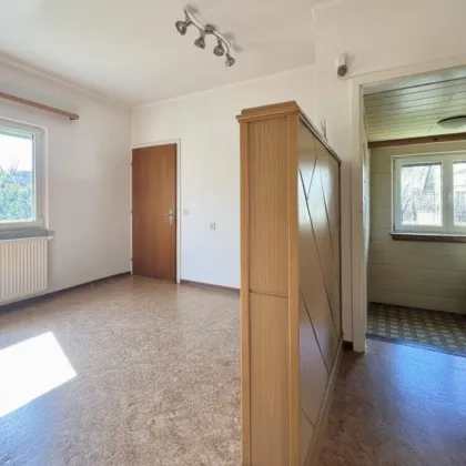 Einfamilienhaus: Großer Garten, Tiefgarage & zwei Carports! - Bild 2