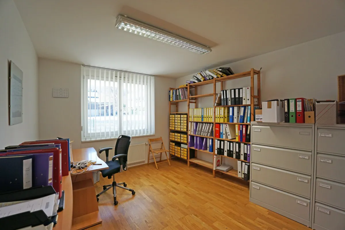 Büro-Nutzung - Moderne 3-Zimmer in Hauptplatznähe: Erdgeschoß mit PKW-Stellplatz und Eigengarten - Bild 1