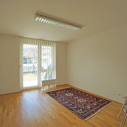 Büro-Nutzung - Moderne 3-Zimmer in Hauptplatznähe: Erdgeschoß mit PKW-Stellplatz und Eigengarten - Bild 2