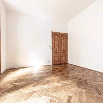 Nähe Votivkirche! Leicht sanierungsbedürftige 3 Zimmer-Stilaltbauwohnung in prachtvollem Zinshaus - Bild 3
