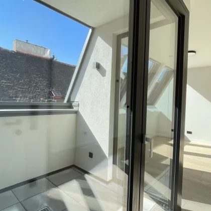 FAST 4. BEZIRK - 1. DG - HIGH END ERSTBEZUG mit LOGGIA -  RESTAURIERTES BIEDERMAIERHAUS -  GRÜNBLICK - RUHELAGE - - Bild 2