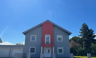 Einfamilienhaus mit Solarpanelen und Doppelgarage