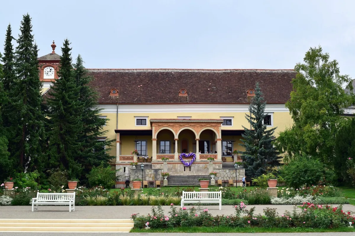 Historisches Schloss mit Hotelbetrieb in bester Lage – Baden, Niederösterreich - Bild 1