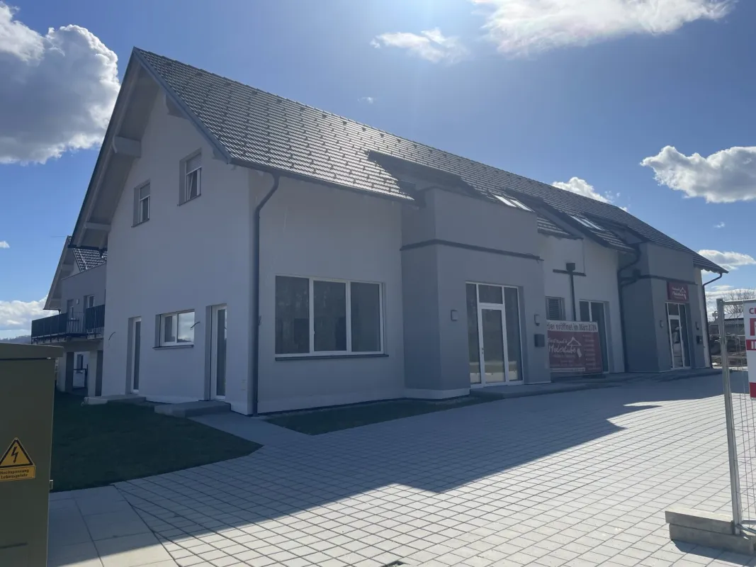 Moderne Büro/Praxis in Straß: Erstbezug mit 4 Zimmern und 6 Stellplätzen! - Bild 1