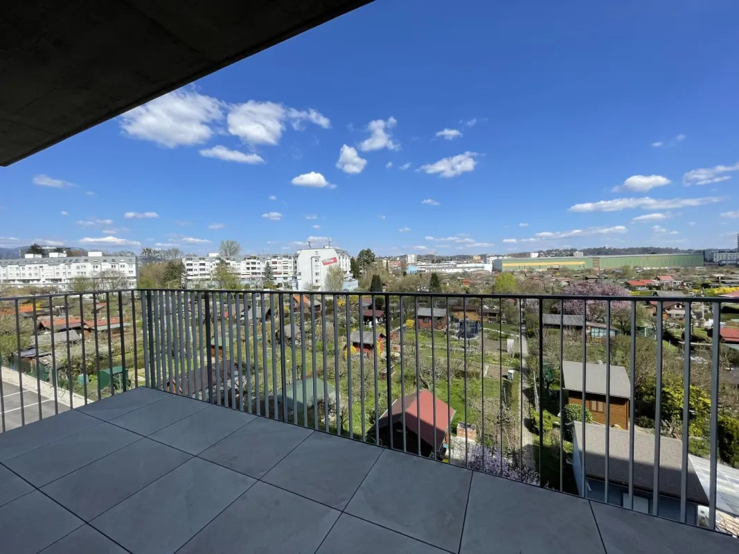 Helle 2 Zimmerwohnung mit schöner Aussicht - Bild 1