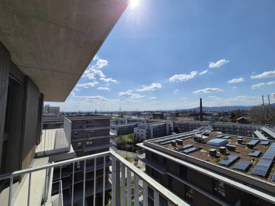 Helle 2 Zimmerwohnung mit Ausblick i m Obersten Stockwerk - Bild 1