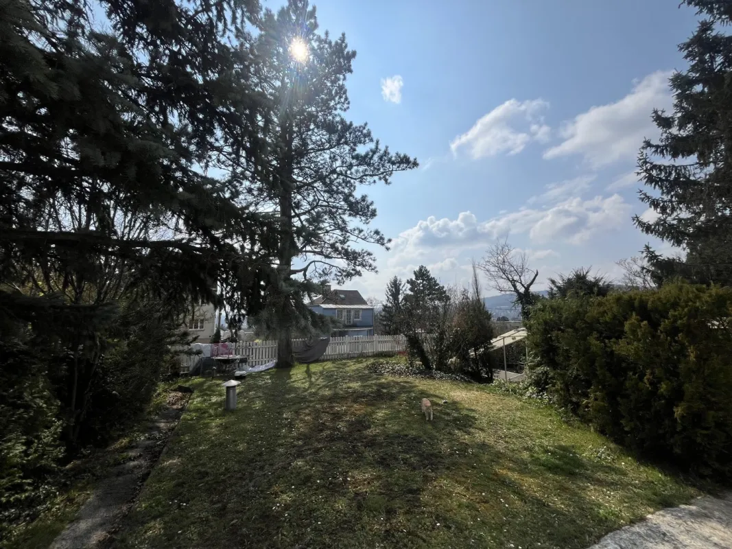 Grundstück mit Fernblick und ehemaliger Villa/Mehrparteienhaus - Bild 1