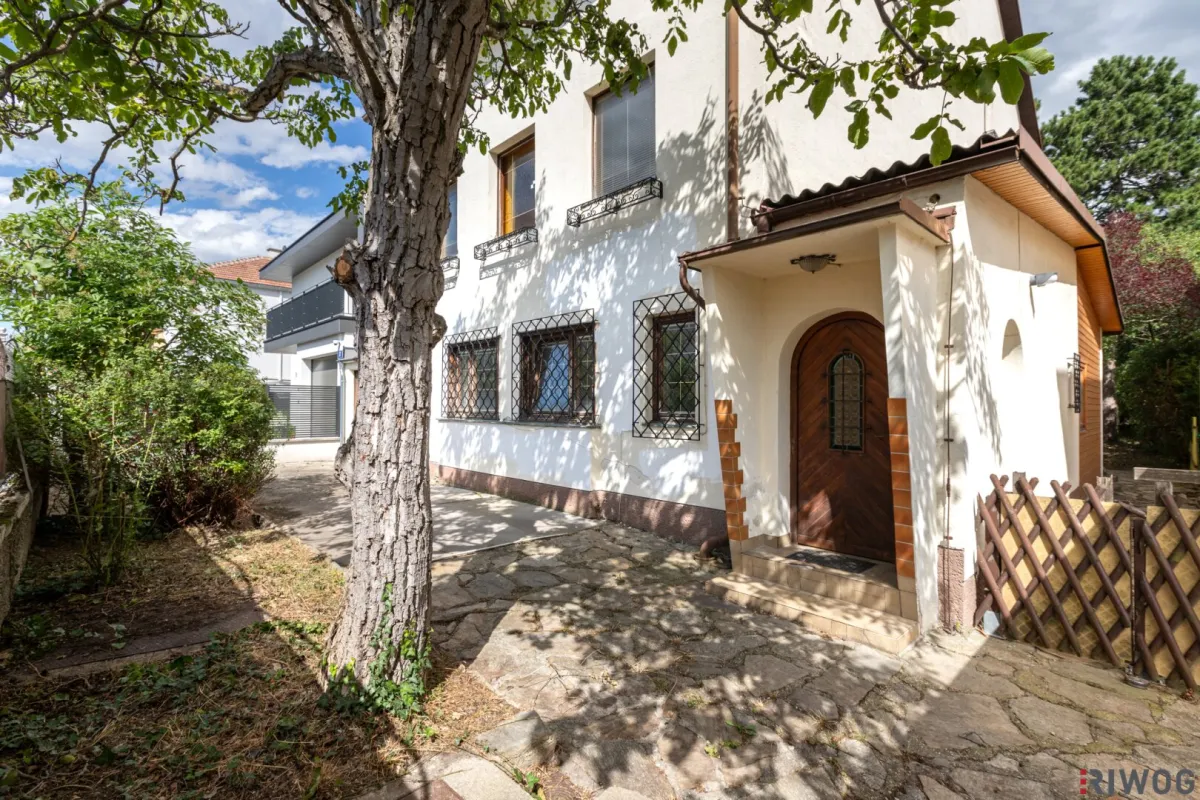 INVESTMENT | CA. 3,6% KP-RENDITE | Befristet vermietetes Haus | ca. 404 m² Nutzfläche | Inkl. Architektenstudien | Ost/West | Großer Garten & Garage - Bild 1