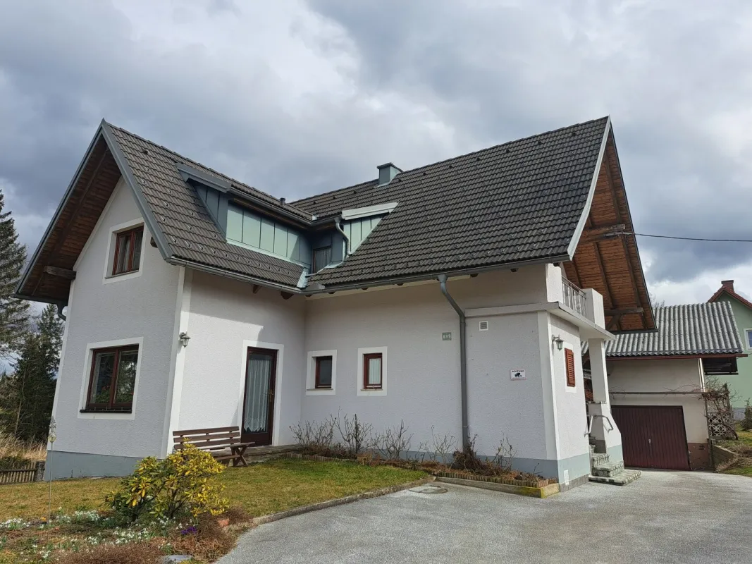 Solides Wohnhaus mit Nebengebäude und zusätzlichem Baugrund - Bild 1