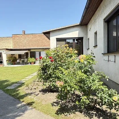 Großes Einfamilienhaus mit Veranda und Wirtschaftsanbau mit uneinsichtigen Garten + Ausbaupotential! - Bild 2