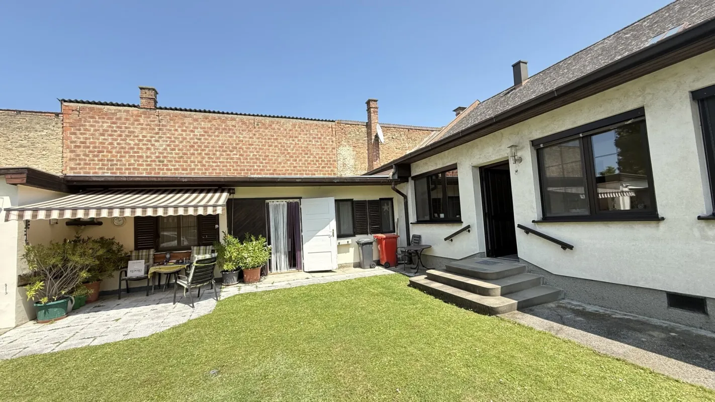 Großes Einfamilienhaus mit Veranda und Wirtschaftsanbau mit uneinsichtigen Garten + Ausbaupotential! - Bild 1