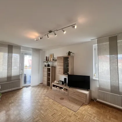 ++schöne, saubere ETW mit Loggia und Auto-Abstellplatz in guter Lage** - Bild 2