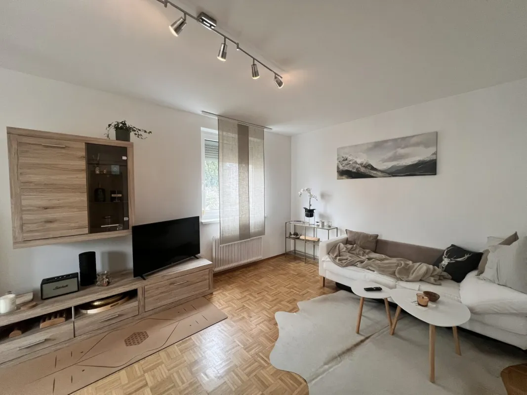 ++schöne, saubere ETW mit Loggia und Auto-Abstellplatz in guter Lage** - Bild 1