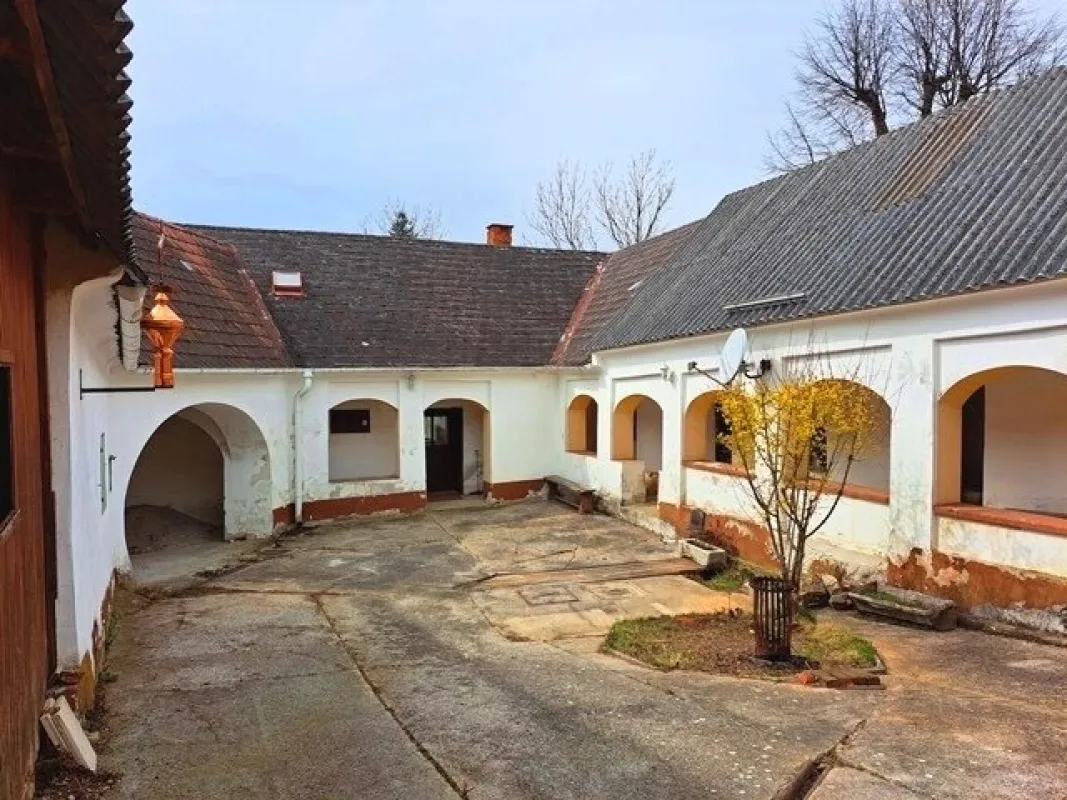 CHARMANTER ARKADENHOF- SANIERUNGSBEDÜRFTIG – 1.715m² EIGENGRUND – RARITÄT! - Bild 1