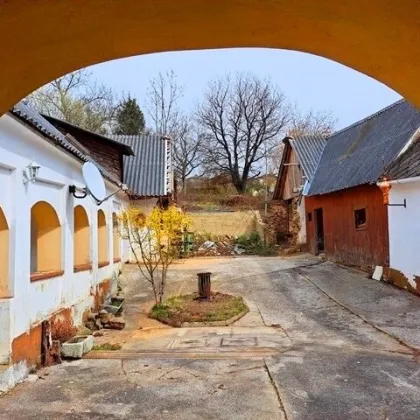 CHARMANTER ARKADENHOF- SANIERUNGSBEDÜRFTIG – 1.715m² EIGENGRUND – RARITÄT! - Bild 2