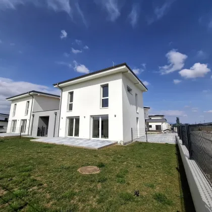 Letzte Doppelhaushälfte mit 2 Parkplätzen und großer Südterrasse! - Bild 3