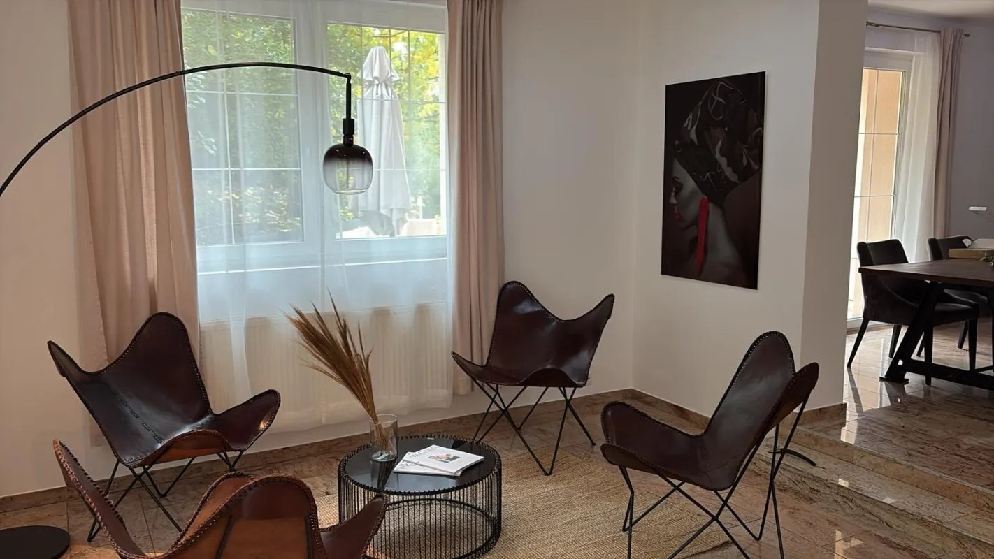 JETZT NEU: PRIVATE  Villa in 1130 Wien !  Top-Lage: Wohnkomfort für Ihre Familie - Bild 1