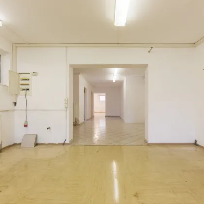 Vielseitig nutzbare Lagerfläche mit Garage, Kantinenbereich und überdachten Vorplatz zu verkaufen - Bild 3