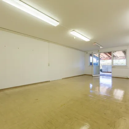 Vielseitig nutzbare Lagerfläche mit Garage, Kantinenbereich und überdachten Vorplatz zu verkaufen - Bild 2