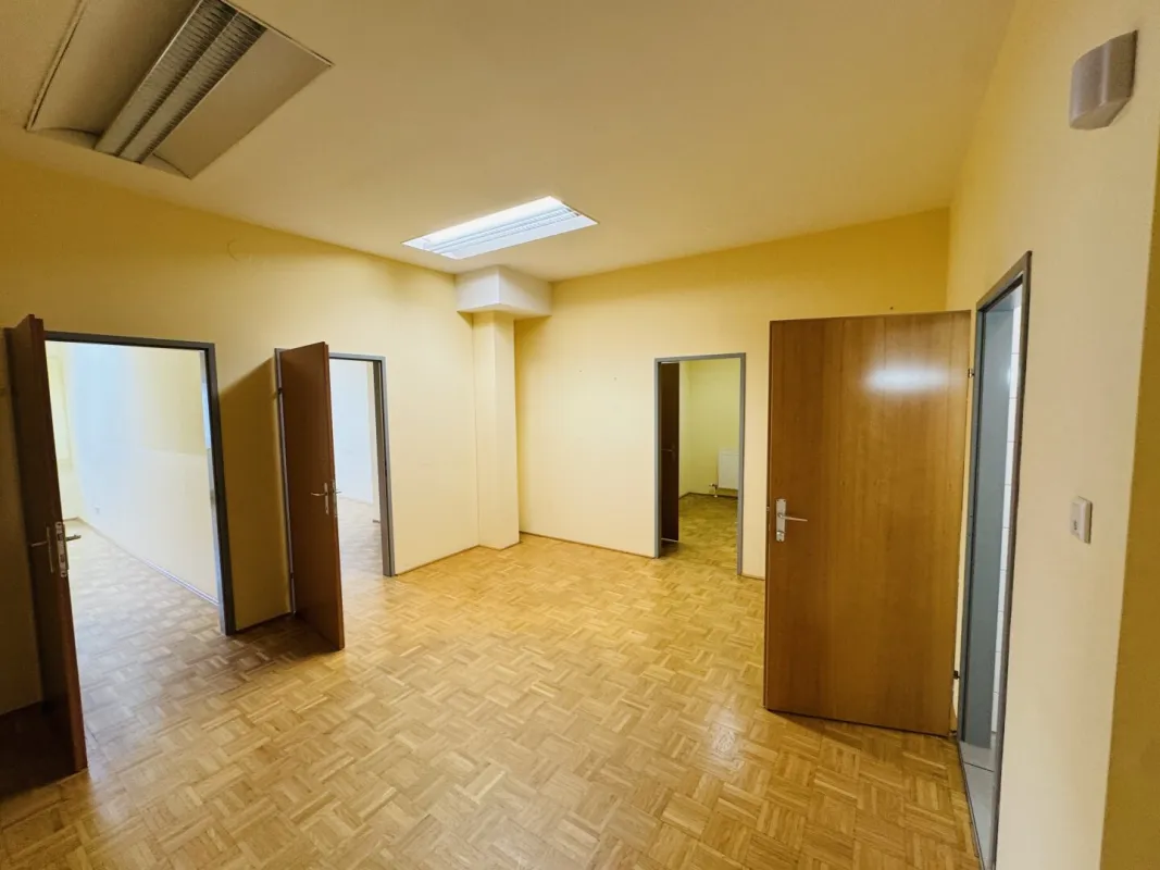 Knittelfeld Kapuzinerplatz: Repräsentative & barrierefreie Büro- oder Praxisfläche im Zentrum – 133m2 plus Terrasse - Bild 1