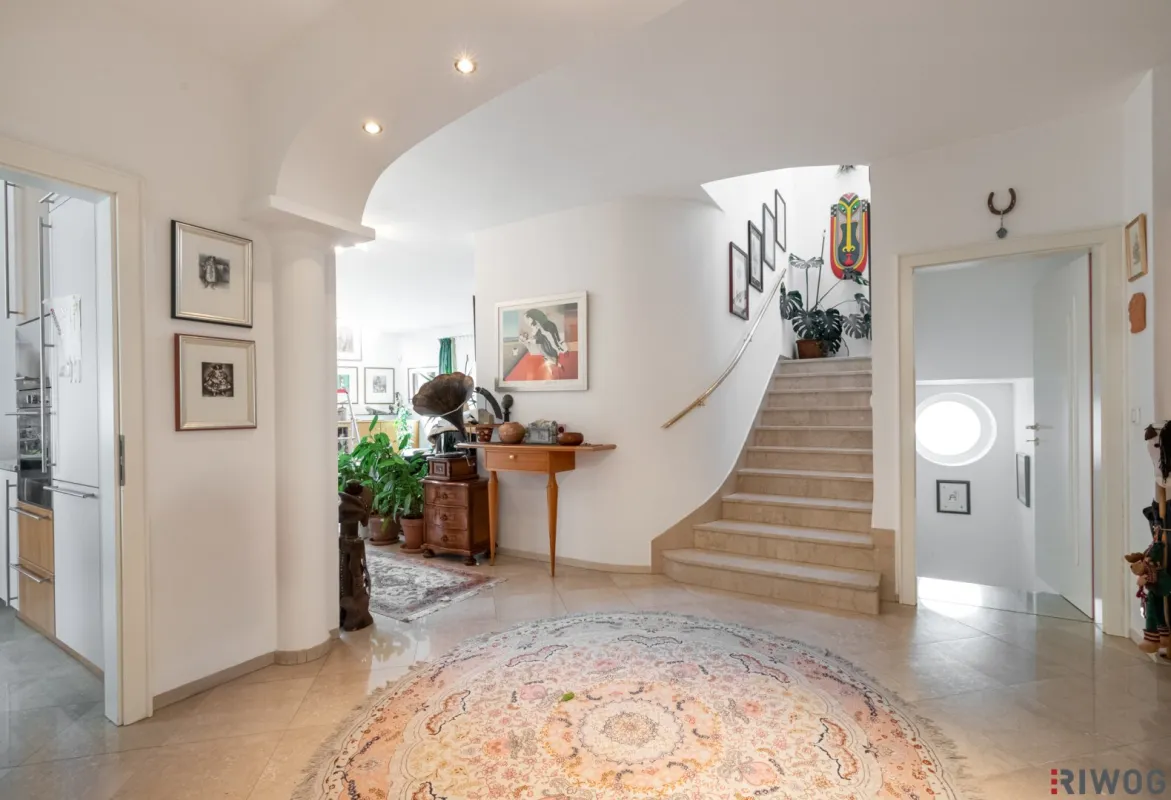 RESIDIEREN BEIM ROTEN BERG II GARAGE II SAUNA II NEUE PV-ANLAGE II 6 ZIMMER II 4 BÄDER II 54m² WOHNZIMMER MIT KAMIN II 2 TERRASSEN II BALKON II GARTEN II GROSSER KELLER - Bild 1