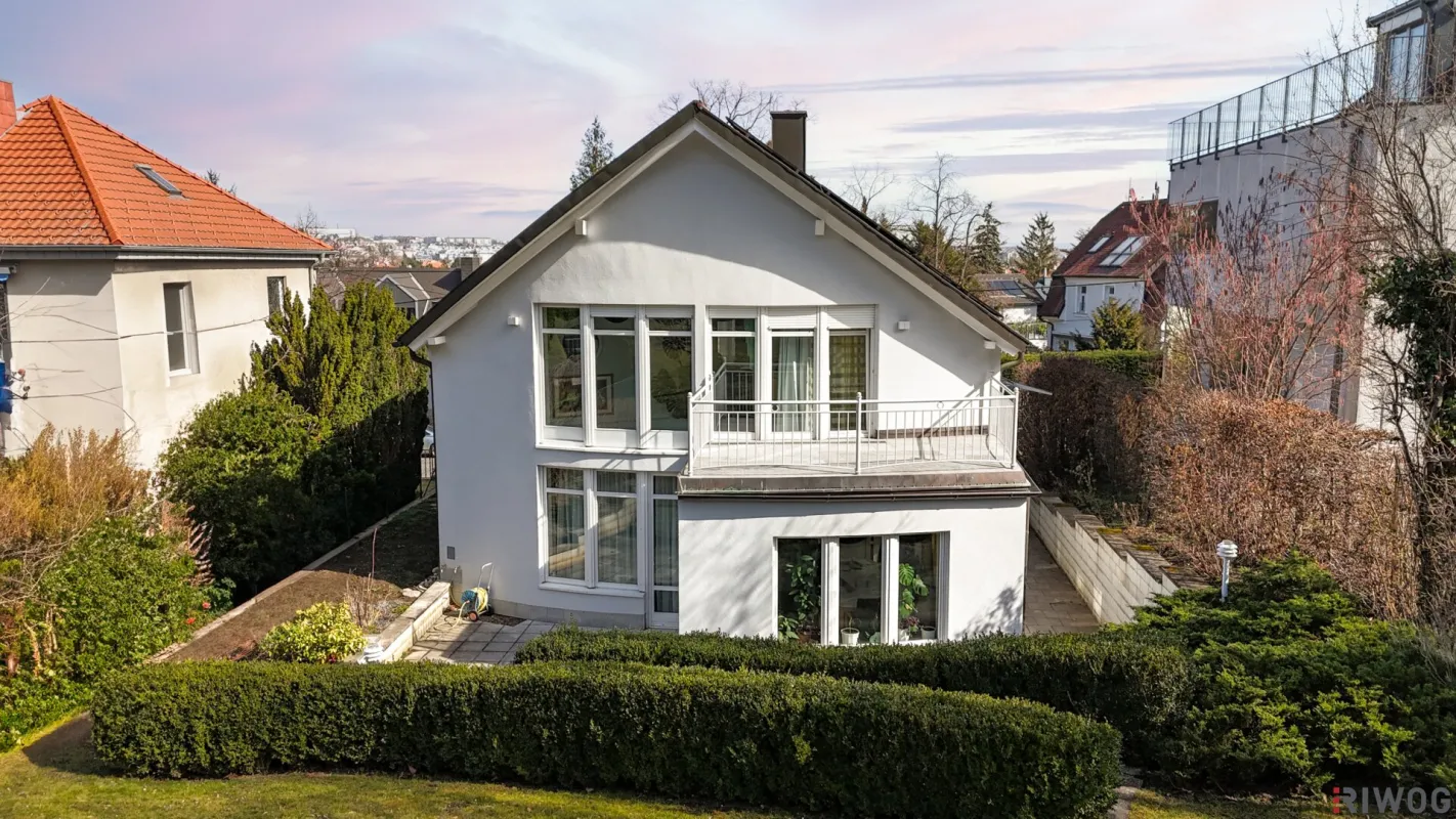NEUBAU VILLA AUS 1997 II ROTER BERG II GARAGE II SAUNA II NEUE PV-ANLAGE II 6 ZIMMER II 4 BÄDER II 54m² WOHNZIMMER MIT KAMIN II 2 TERRASSEN II BALKON II GARTEN II GROSSER KELLER - Bild 1