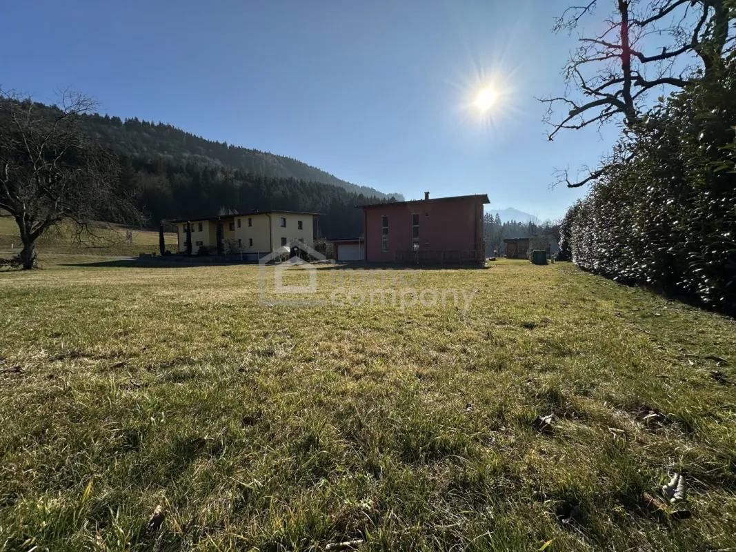 Baugrundstück Göfis, gesamt 1.579 m2, davon sind 500 m2 Bauland bereits verkauft. Flexible Grundstücksteilung des verbleibenden Baugrundstückes von ca. 1.079 m2 möglich (2 weitere von insgesamt 3 Bauparzellen oder gesamte restliche Baugrundstücksfläche). - Bild 1