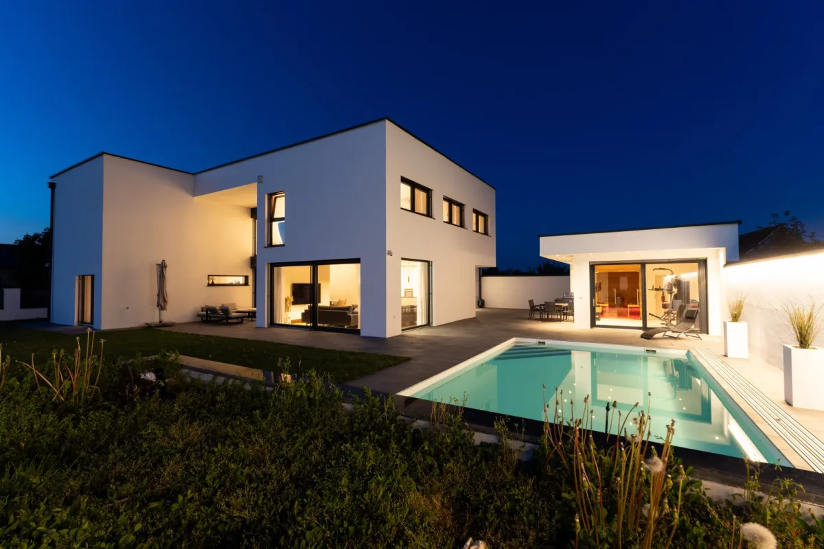 Stilvolle Villa mit architektonischen Details in Seenähe - Bild 1