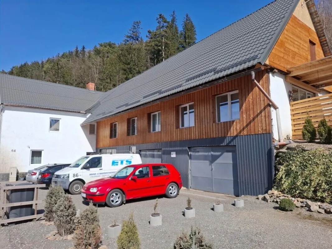 Preissenkung: Teilrenoviertes Mehrparteienhaus mit 4 Wohnungen und 4 Garagen in Leoben zu kaufen ! - Bild 1