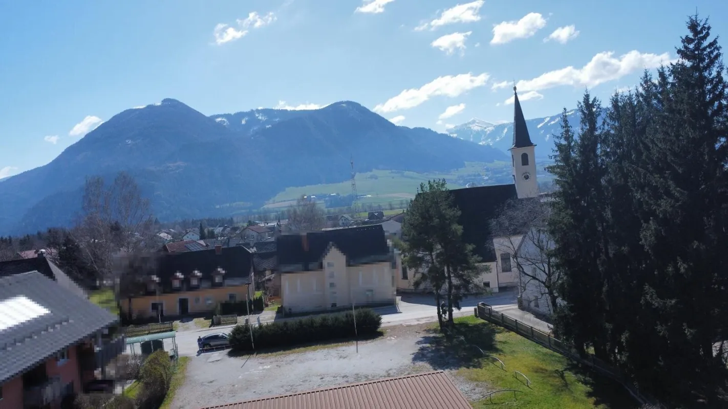 Große Grundstücke mit einer Immobilie samt Parkplatz - Bild 1