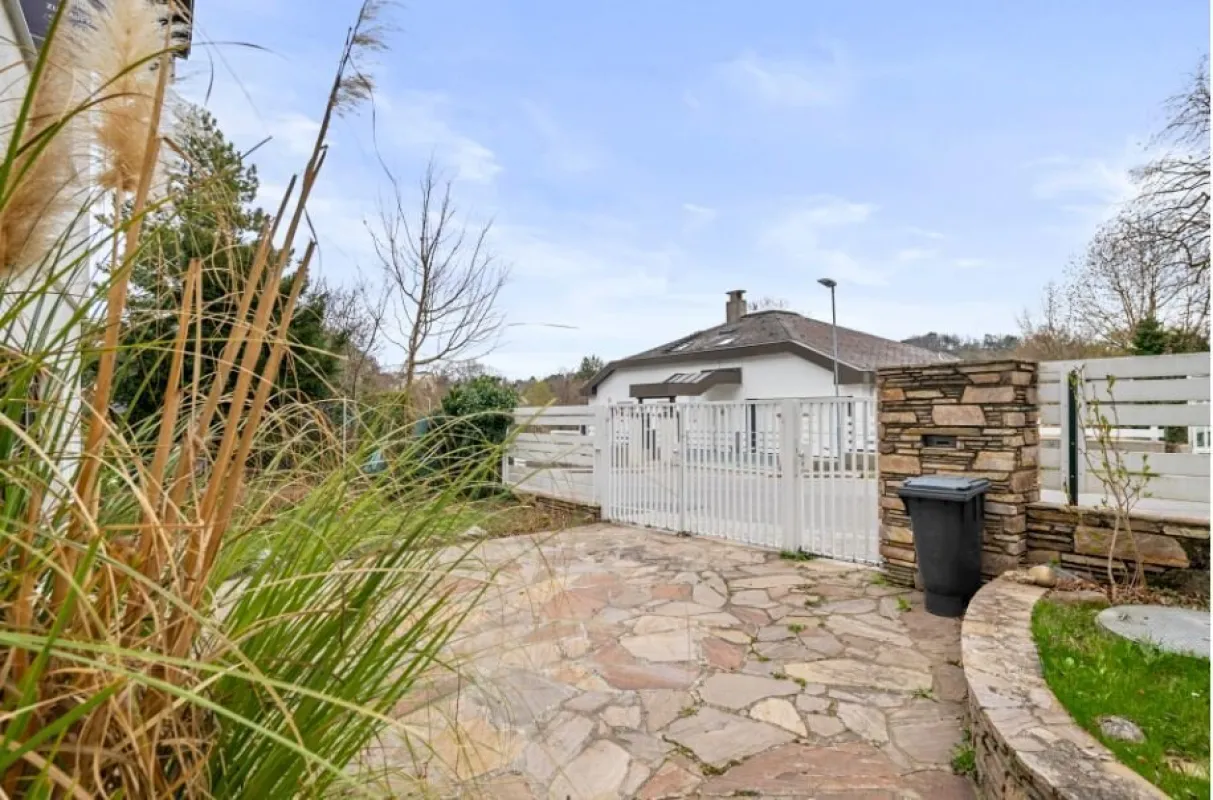 Großzügiges Mehrfamilienhaus in idyllischer Grünruhelage mit vielseitigen Nutzungsmöglichkeiten - Bild 1