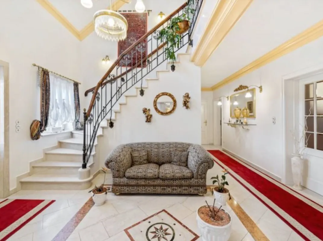Traumvilla in Top Lage: 6 Zimmer, Garten, Swimmingpool und Terrasse - Bild 1