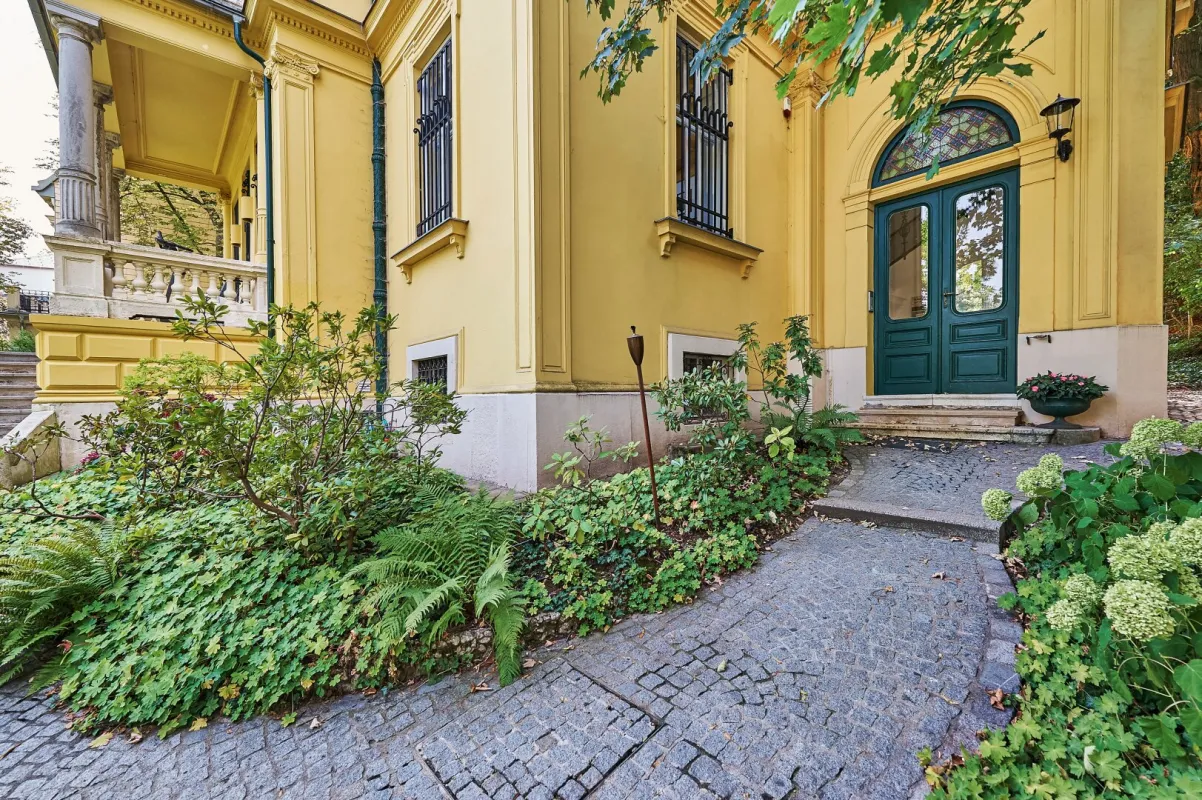 Repräsentatives Zuhause mit Geschichte – 230 m² Altbauflair, traumhafte Terrasse & Garage - Bild 1