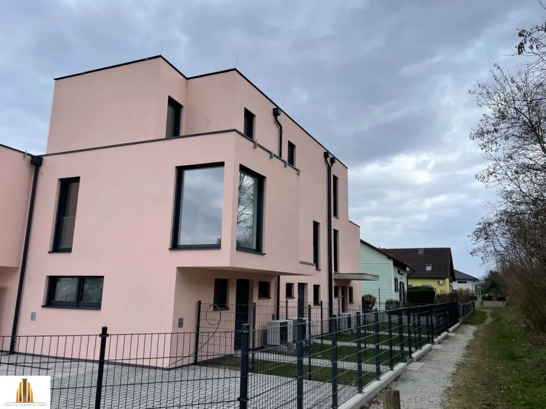 TOP 2: Erstbezugs Reihenhaus in 2100 Korneuburg - 116m2 Wohnfläche, 4 Zimmer, 2 Balkone, Garten, 1x Stellplatz! - Bild 1