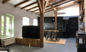 Am Planufer | Ruhig gelegene, loftartige Dachgeschosswohnung mit Backsteinmauer und Balkendecke