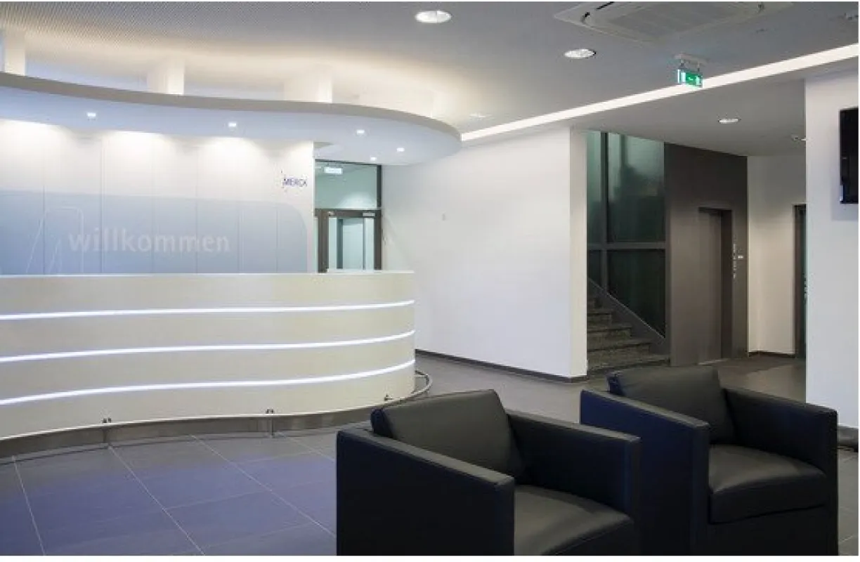 Frisch saniertes Büro bei Auhofcenter mit Parkplätzen - Halbgeschossig anmietbar - Bild 1