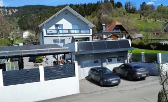 Wohnhaus mit großer süd-westseitigen Terrasse, südseitiger Balkon, Garagen und Carports