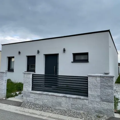 Hochmodernes Seehaus, Bungalow, 3 Zimmer, mit Garten und Terrasse, nur 4 Gehminuten vom Neufelder See entfernt - Bild 2