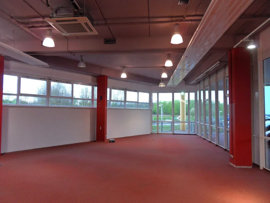 Geschäftslokal - große Fensterauslagen - nahe Flughafen - Bild 1