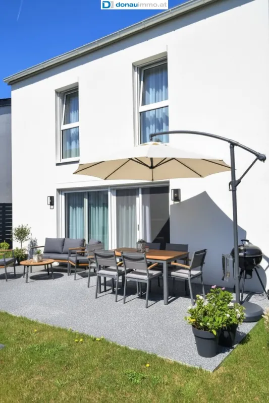 Massivhaus Baujahr 2022 – hochwertig möbliert mit Keller, Terrasse, Gartenhütte und Parkplätzen - Bild 1
