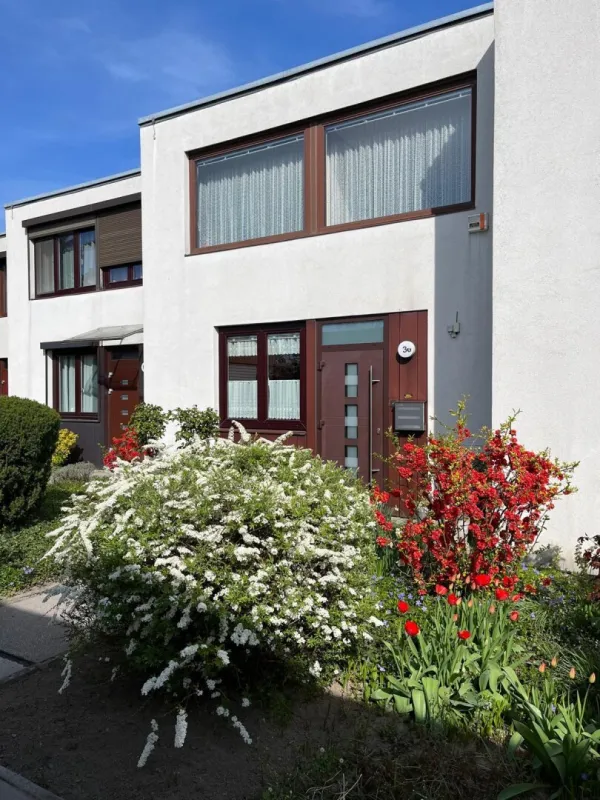 Sehr gut angelegtes Reihenhaus in Ruhelage mit Gemeinschaftspool - Bild 1