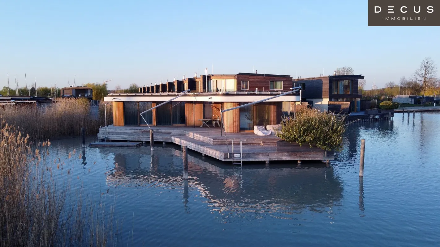 | EINZIGARTIGES LUXUS-SEEHAUS IN ALLEINLAGE DIREKT AM SEE | VOLL-MÖBLIERT | SÜDWESTSEITIG - Bild 1